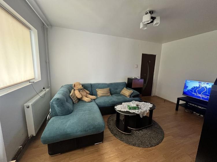 Apartament cu 3 camere semidecomandat în Satu Nou