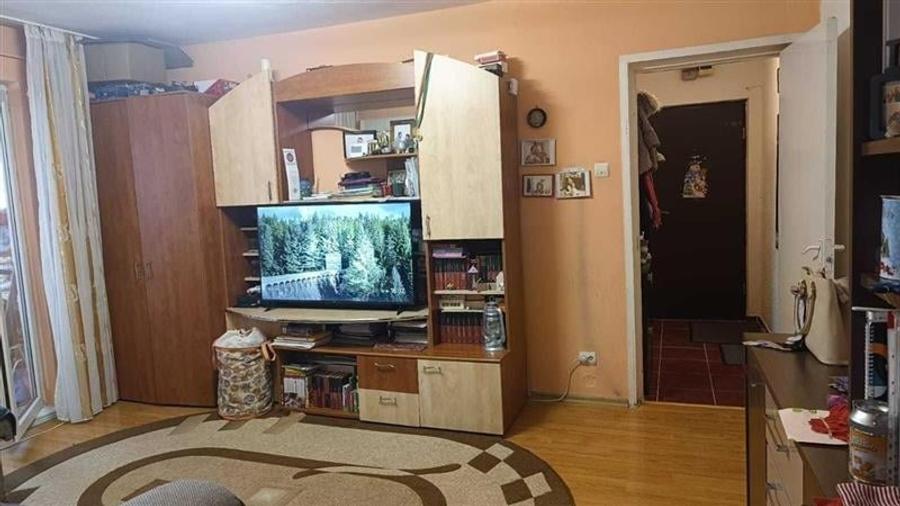 Apartament cu 2 camere semidecomandat în Griviței