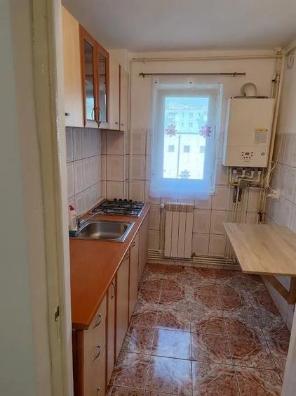 Apartament cu 3 camere decomandat în Milcov