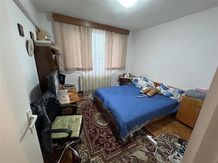 Apartament cu 3 camere decomandat, mobilat în Alexandru cel Bun