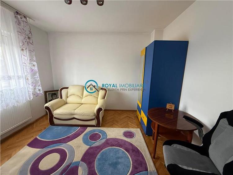 Casă individuală cu 8 camere cu Canalizare în Păulești