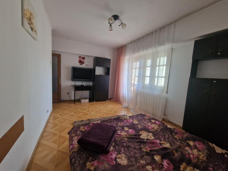 Apartament cu 4 camere decomandat în Nicolina