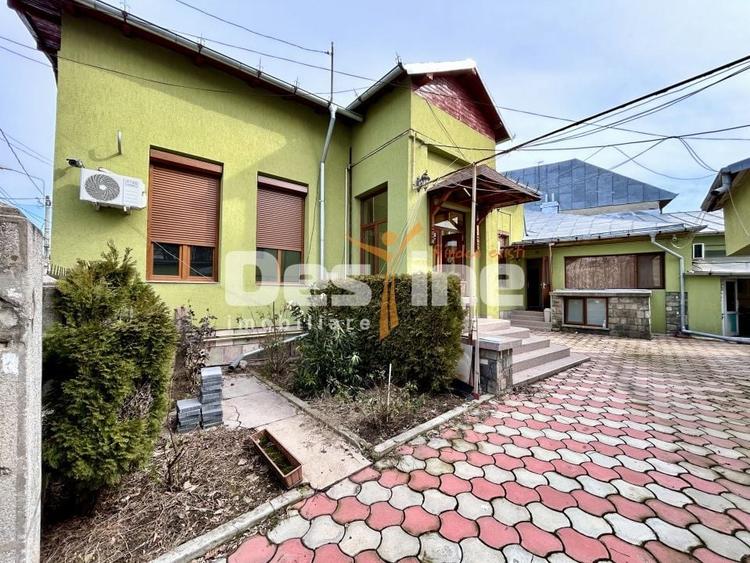 Casă individuală cu 9 camere cu Canalizare în Gheorghe Doja