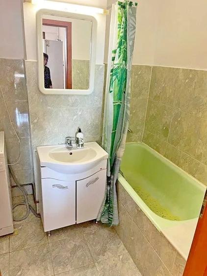 Apartament cu 3 camere semidecomandat în Central
