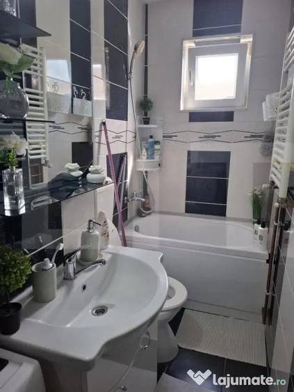 Apartament cu 3 camere semidecomandat în Spitalul Județean