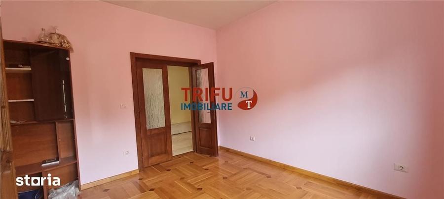 Casă cu 10 camere cu Teren 720 Mp în Lipoveni