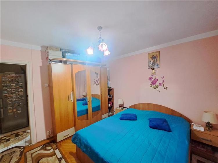 Apartament cu 3 camere decomandat, mobilat în Soarelui