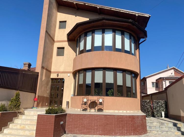 Casă cu 9 camere cu Canalizare în Colentina
