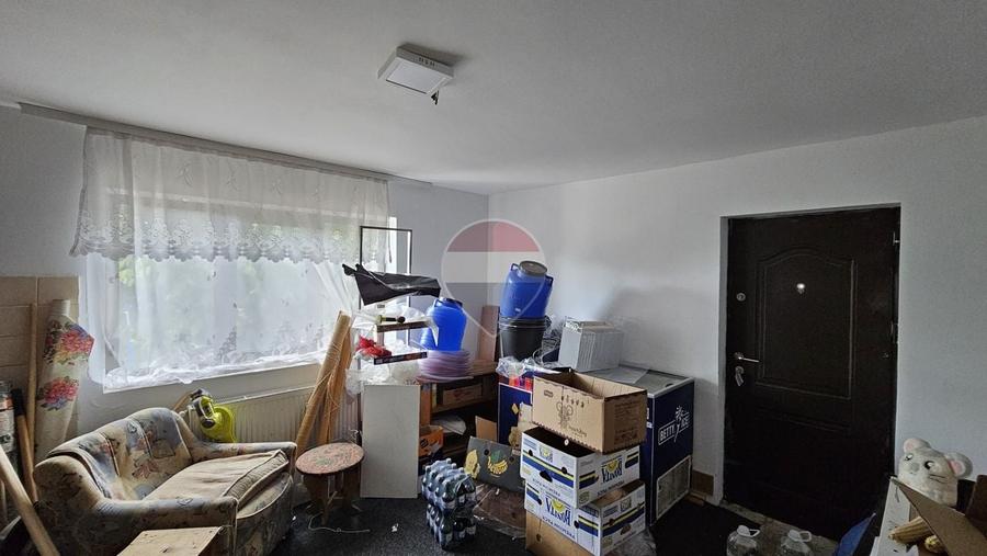 Casă individuală cu 9 camere cu Teren 900 Mp în Central