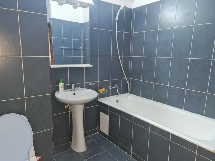 Apartament cu 3 camere semidecomandat în Tătărași