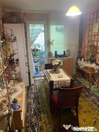 Apartament cu 3 camere semidecomandat în Inel II