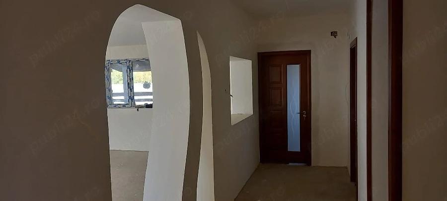Casă cu 4 camere cu Teren 7500 Mp în Central