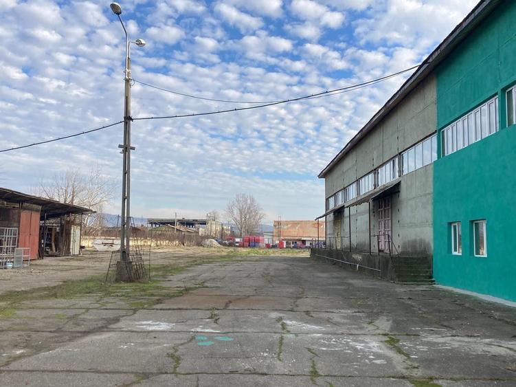 Spațiu comercial, de 1,500 mp, în Industrial