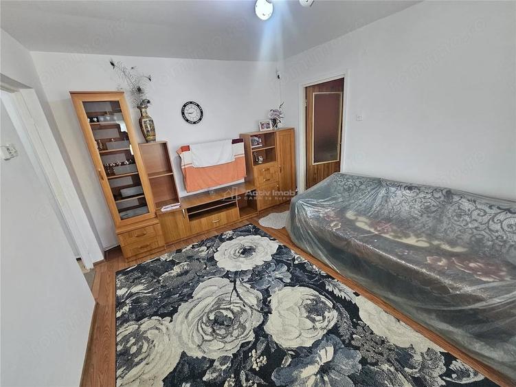 Apartament cu 3 camere semidecomandat în Cuptoare (Reșița)