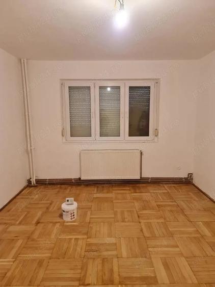 Apartament cu 3 camere semidecomandat în Boul Roșu