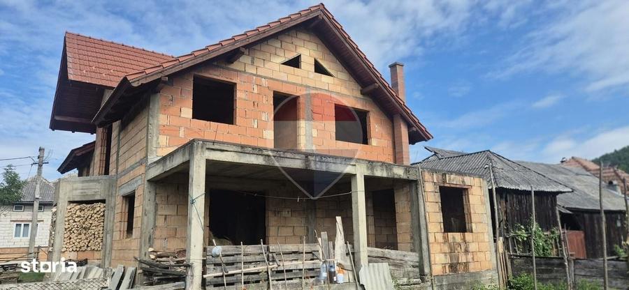 Casă cu 4 camere cu Teren 556 Mp în Rozavlea
