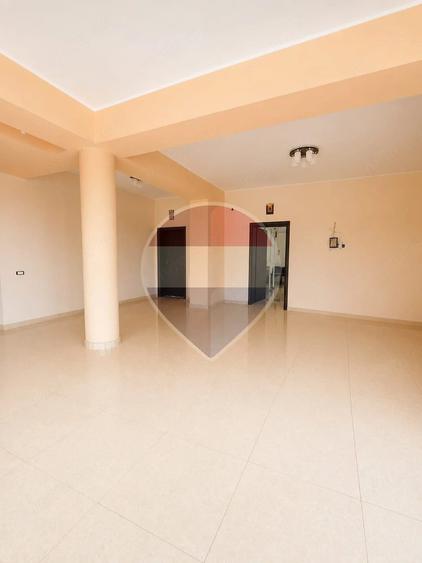 Casă cu 12 camere cu Teren 750 Mp în Fundeni