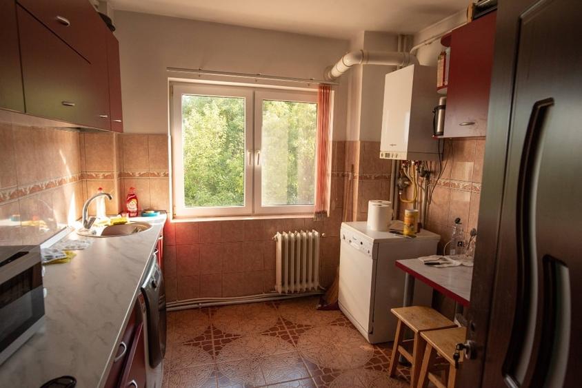 Apartament cu 3 camere decomandat, mobilat în Podu Roș
