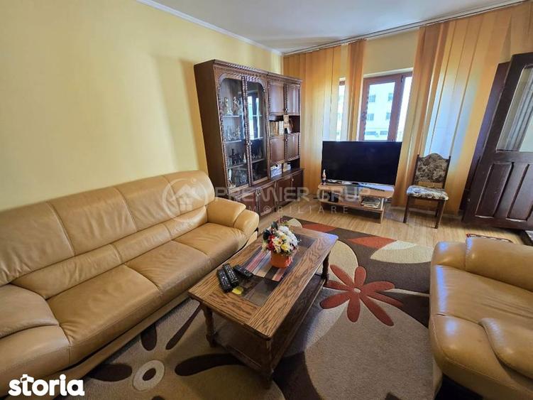Apartament cu 3 camere decomandat în Nicolina