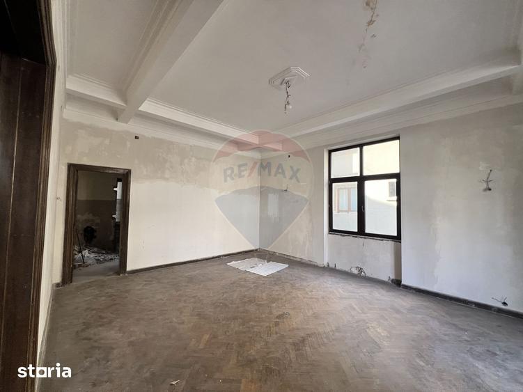 Apartament cu 3 camere în Romană