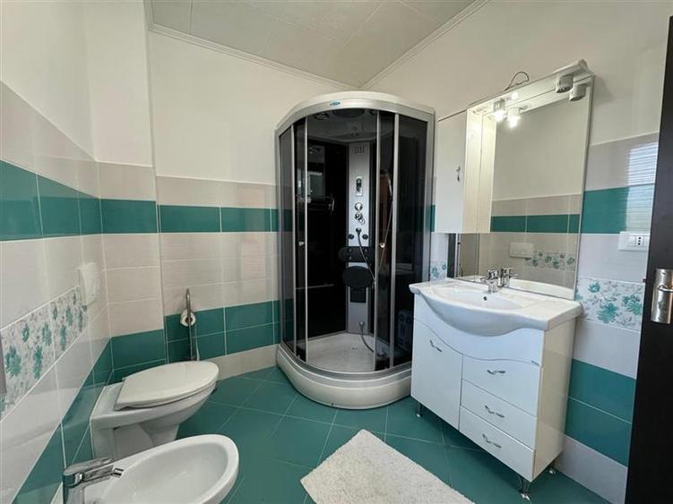 Casă individuală cu 6 camere cu Teren 500 Mp în Exterior Est