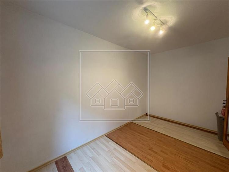Apartament cu 2 camere nedecomandat, mobilat în Vasile Aaron