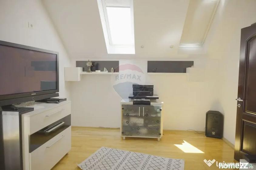 Casă cu 7 camere cu Teren 3093 Mp în Girov
