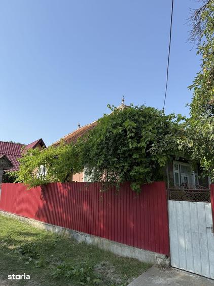 Casă cu 5 camere cu Teren 1400 Mp în Mănăstirea Cașin