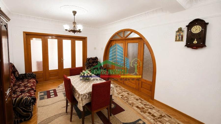 Casă cu 8 camere cu Teren 500 Mp în Vest