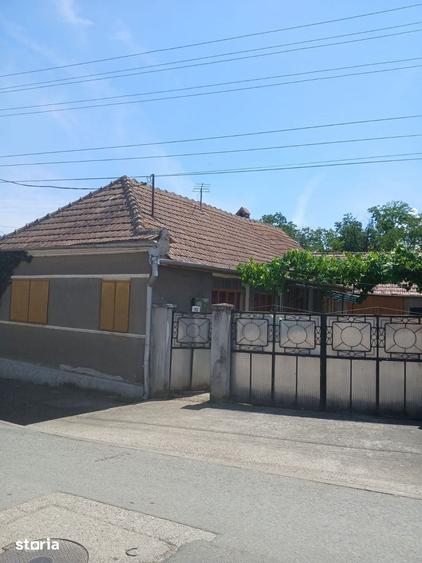 Casă cu 4 camere cu Teren 500 Mp în Săliștea