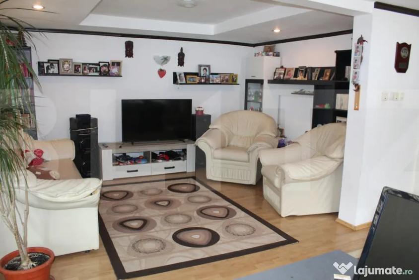 Casă cu 7 camere cu Teren 1580 Mp în Central