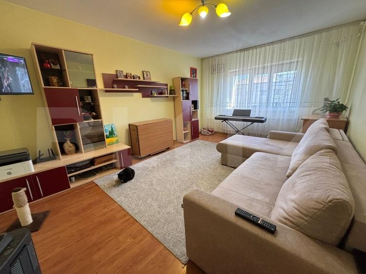 Apartament cu 3 camere decomandat, mobilat în Nicolina