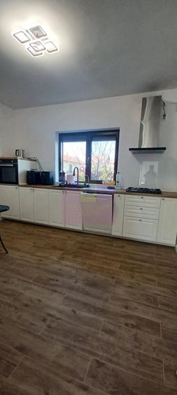 Casă cu 3 camere cu Teren 450 Mp în Săbăreni