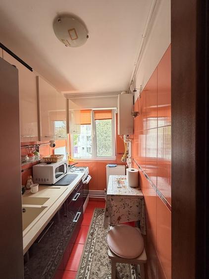 Apartament cu 3 camere semidecomandat în Km 4