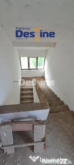 Casă cu 11 camere cu Teren 500 Mp în Valea Lupului