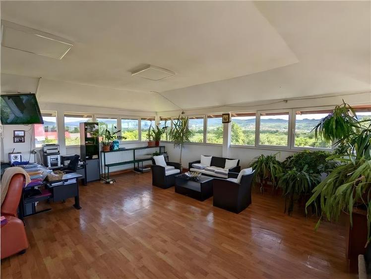 Casă individuală cu 12 camere cu Teren 12000 Mp în Exterior Vest