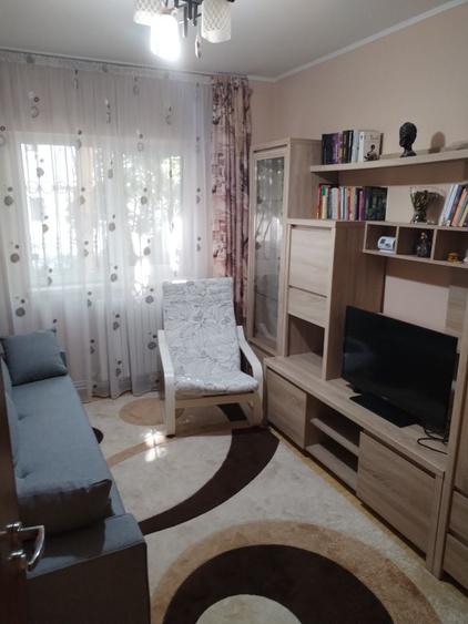 Apartament cu 2 camere decomandat în Uiești