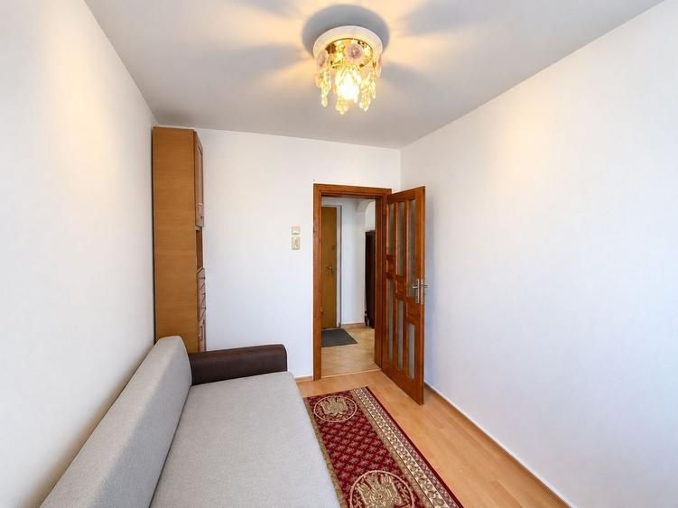 Apartament cu 3 camere semidecomandat, mobilat în Blașcovici