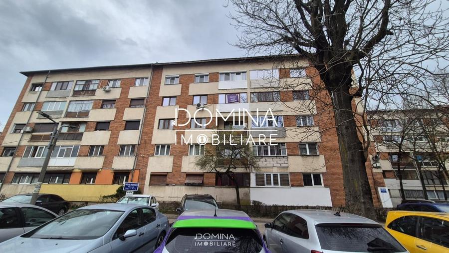Apartament cu 3 camere semidecomandat, mobilat în Central