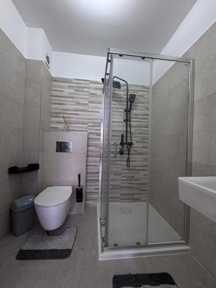 Apartament cu 3 camere decomandat, mobilat în Tractorul
