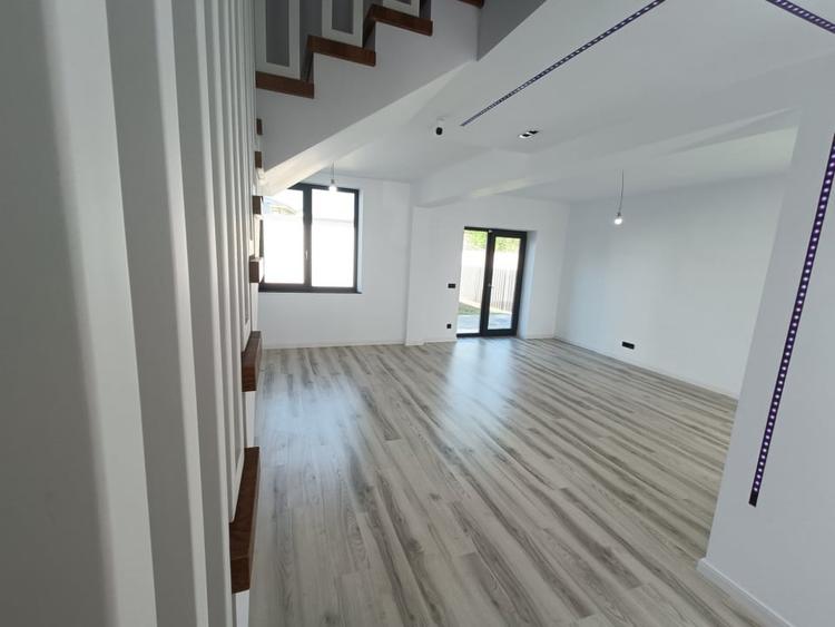 Duplex cu 4 camere cu Canalizare în Popas Păcurari