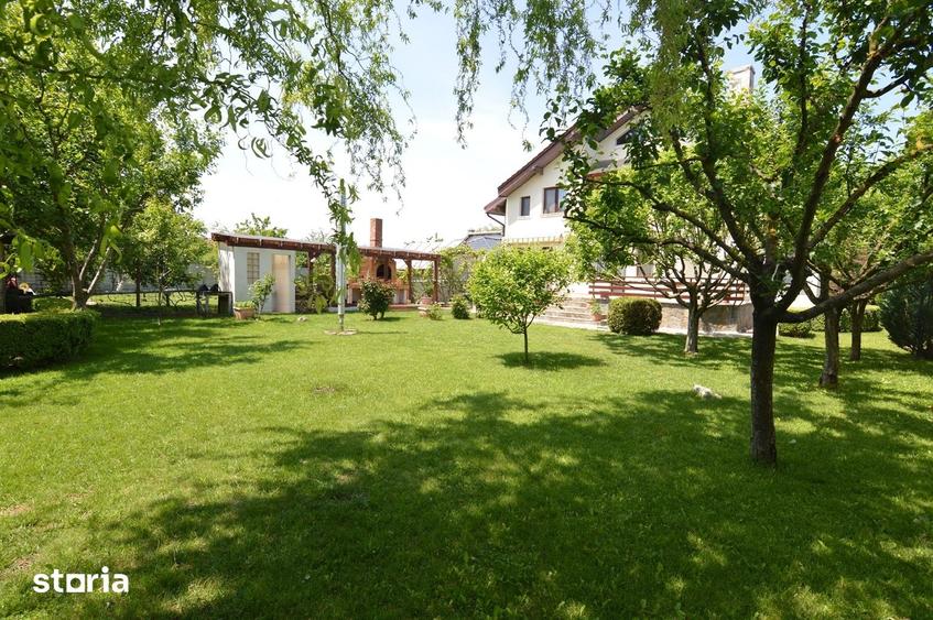 Casă cu 6 camere cu Teren 1081 Mp în Central