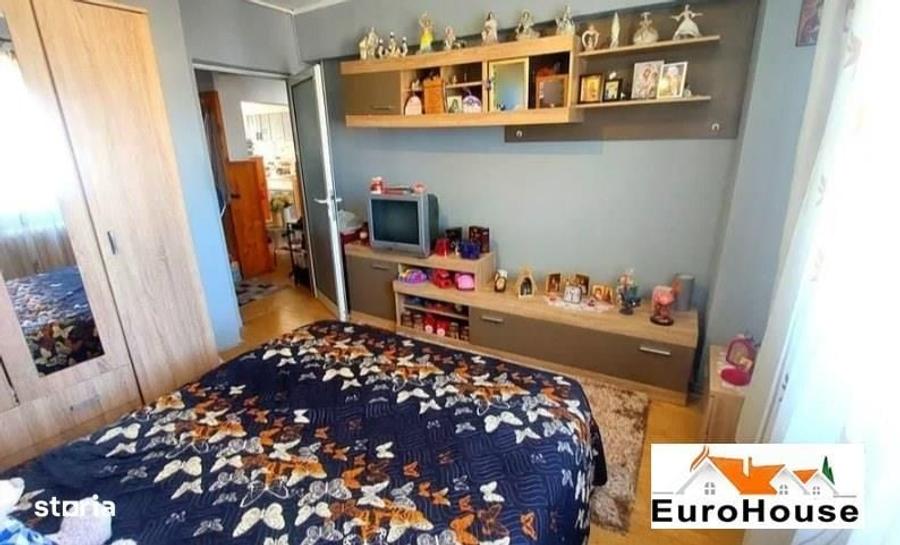 Apartament cu 4 camere decomandat în Cetate