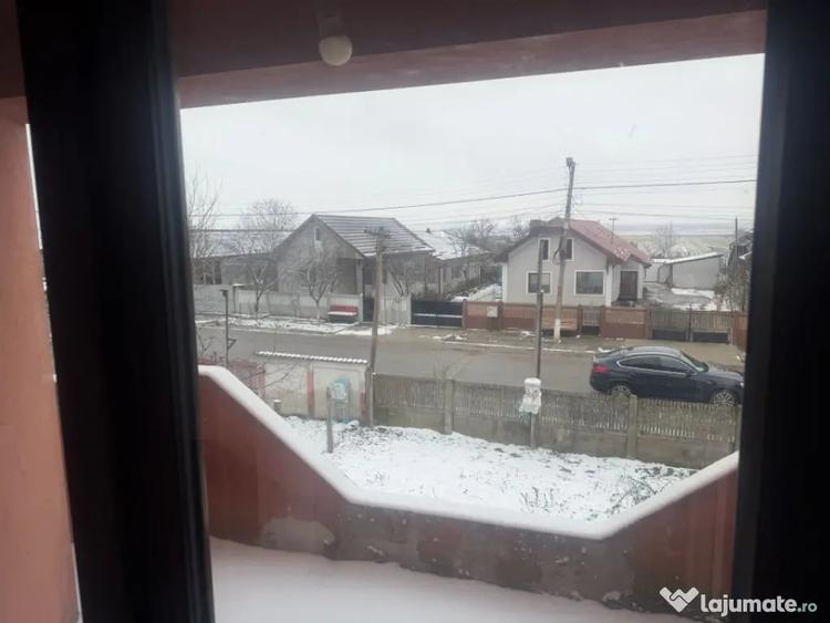 Casă cu 5 camere cu Teren 2000 Mp în Podari