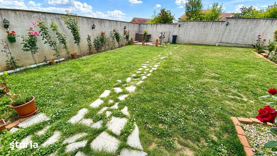Casă cu 9 camere cu Teren 600 Mp în Sânmartin