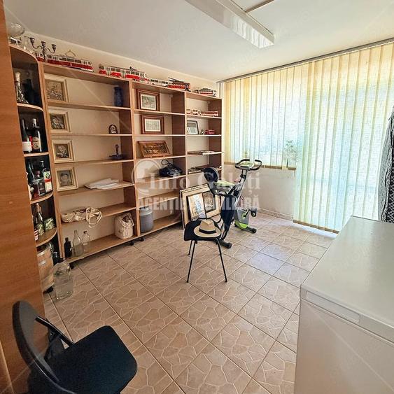 Apartament cu 4 camere semidecomandat în Micro 16
