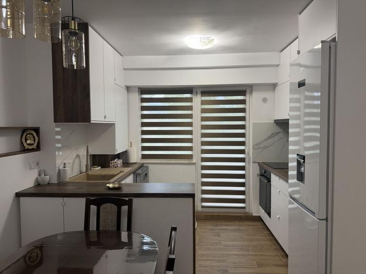 Apartament cu 3 camere decomandat în Republicii