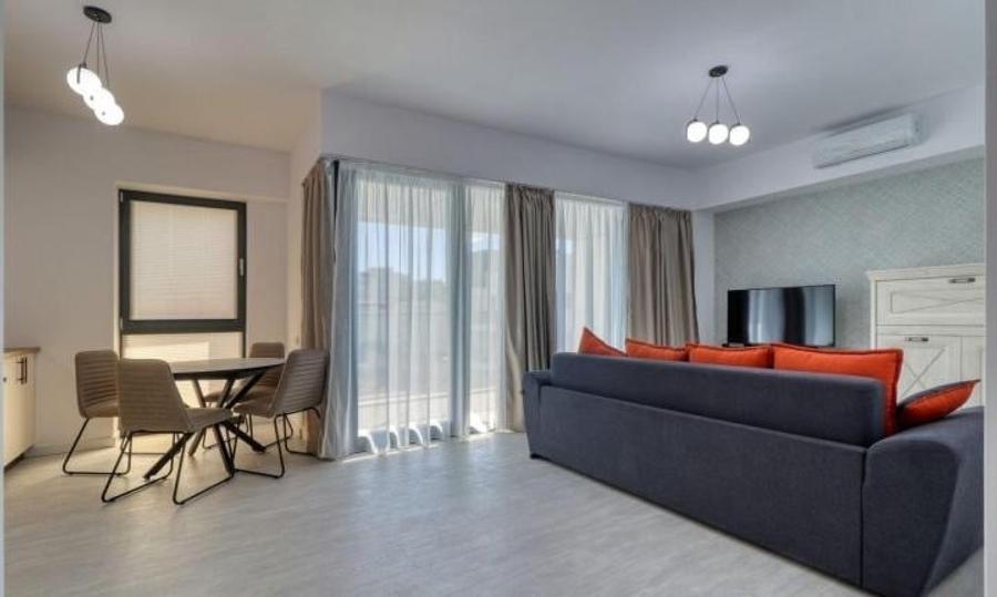 Apartament cu 3 camere semidecomandat, mobilat în Decebal