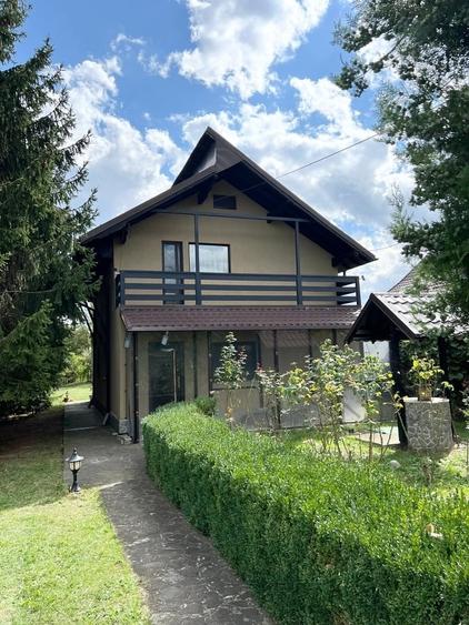 Casă cu 6 camere cu Teren 1593 Mp în Central