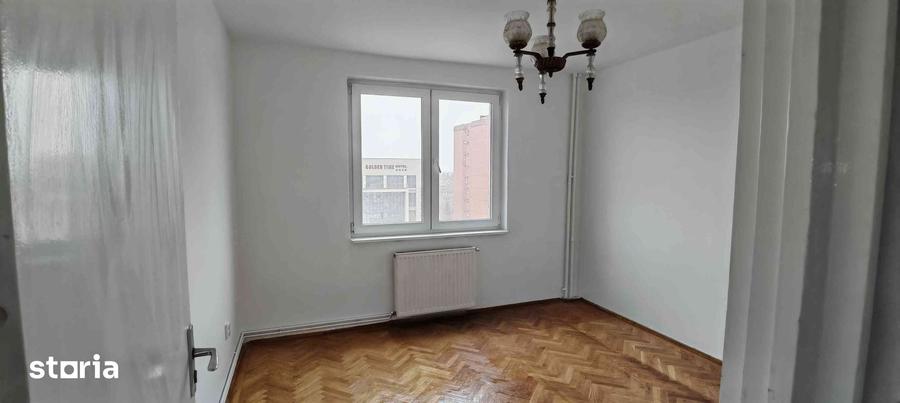 Apartament cu 3 camere decomandat în Astra